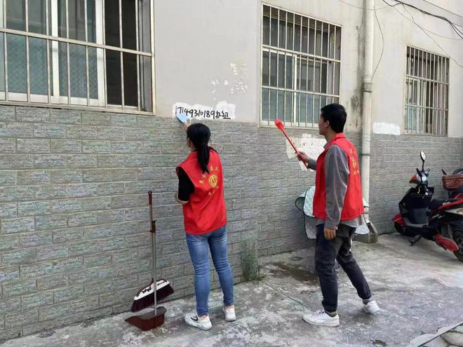 靈臺(tái)縣開展清理“牛皮癬”志愿服務(wù)活動(dòng) 助力文明城市創(chuàng)建