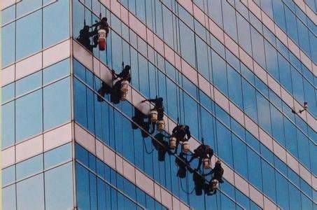 高空清洗外墻費用解析——以江岸區(qū)山貓清潔公司為例